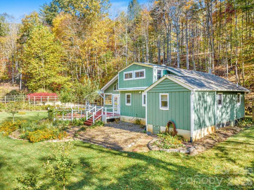 226 Fish Pond Lane, Burnsville, NC 28714.  MLS# CAR4390266, YatesRealty ID 28009. 