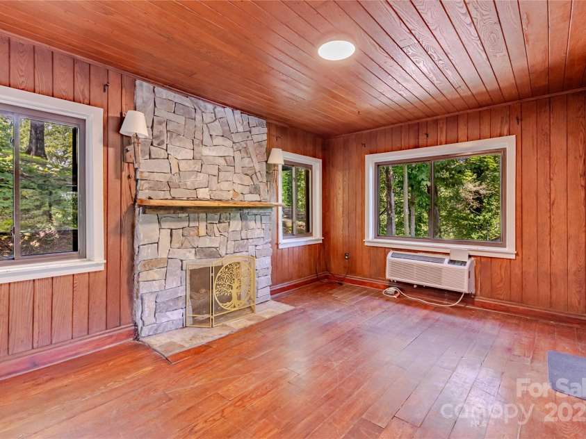 160 Observation Point Road, Bryson City, NC 28713.  MLS# CAR4284631, YatesRealty ID 28014. 
