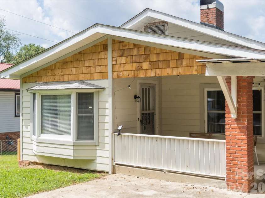 10 Washington Avenue, Asheville, NC 28804.  MLS# CAR4390227, YatesRealty ID 28015. 