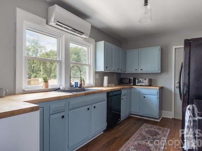 10 Washington Avenue, Asheville, NC 28804.  MLS# CAR4390227, YatesRealty ID 28015. Front unit