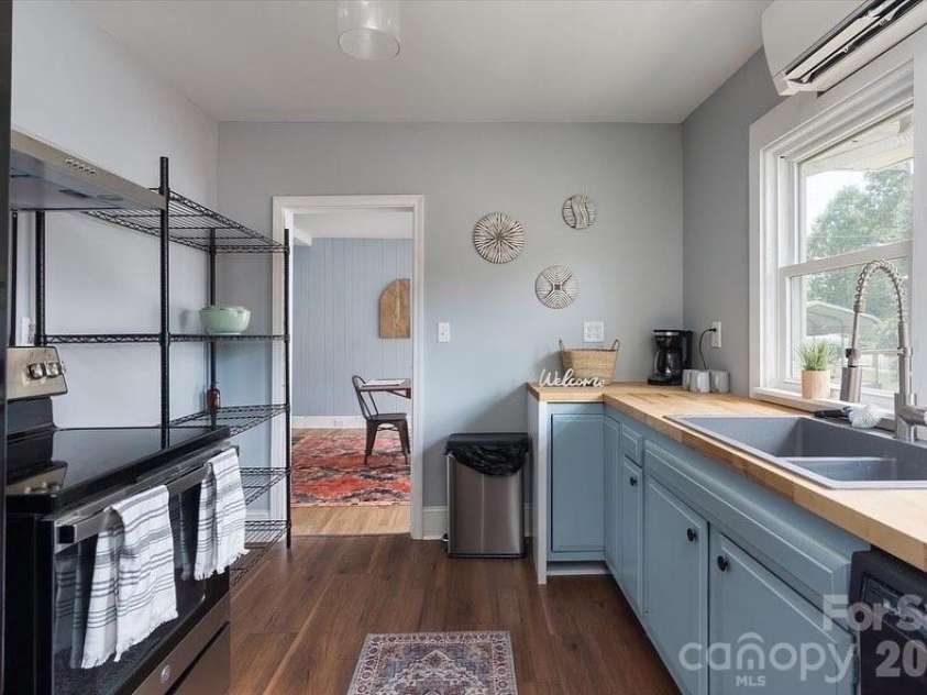 10 Washington Avenue, Asheville, NC 28804.  MLS# CAR4390227, YatesRealty ID 28015. Front unit