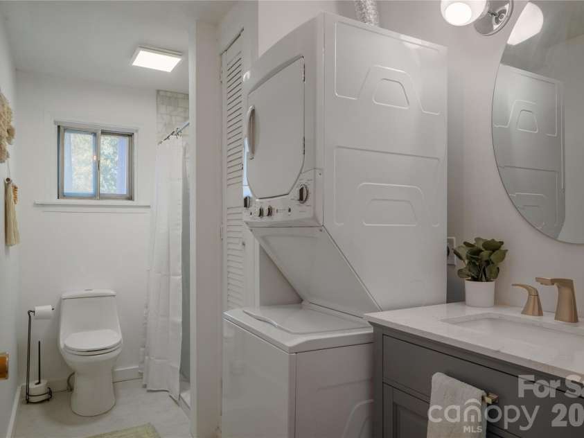 10 Washington Avenue, Asheville, NC 28804.  MLS# CAR4390227, YatesRealty ID 28015. Rear unit