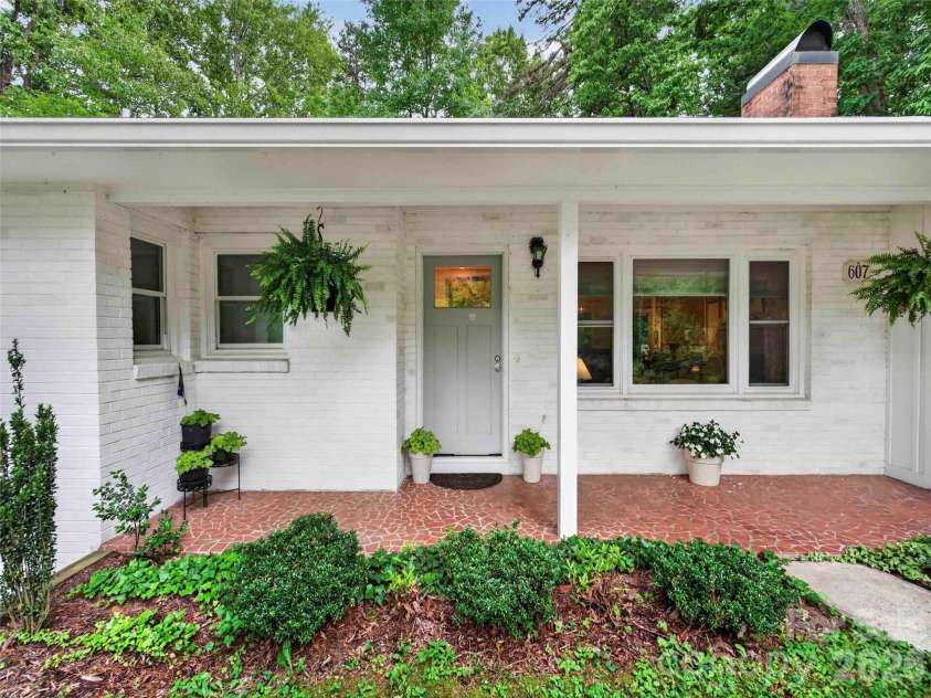 52 Melody Lane, Saluda, NC 28773.  MLS# CAR4390355, YatesRealty ID 28016. 