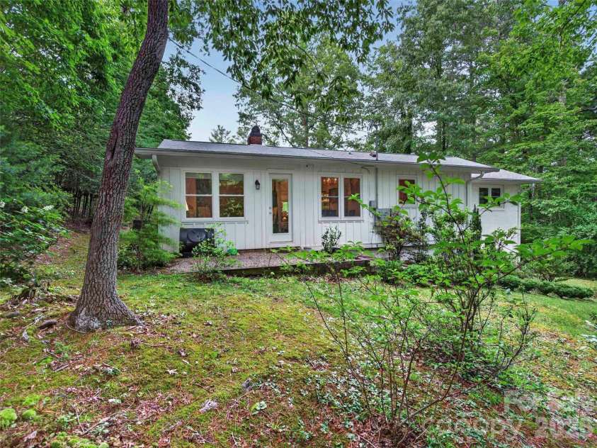52 Melody Lane, Saluda, NC 28773.  MLS# CAR4390355, YatesRealty ID 28016. 