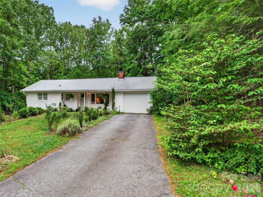 52 Melody Lane, Saluda, NC 28773.  MLS# CAR4390355, YatesRealty ID 28016. 