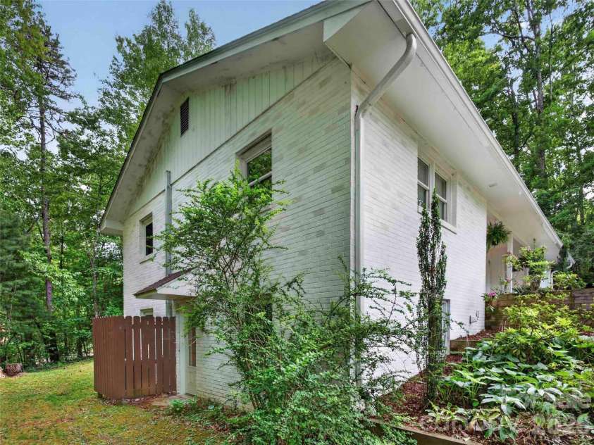 52 Melody Lane, Saluda, NC 28773.  MLS# CAR4390355, YatesRealty ID 28016. 