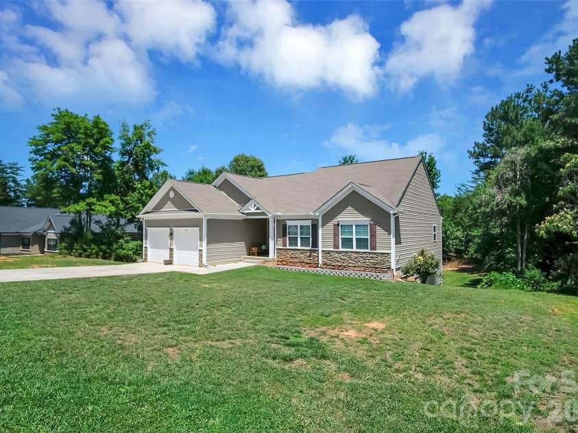 122 Windstone Drive, Troutman, NC 28166.  MLS# CAR4389418, YatesRealty ID 28017. 