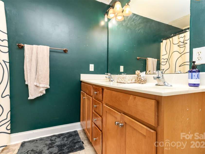 2108 Sardony Lane, Charlotte, NC 28213.  MLS# CAR4285042, YatesRealty ID 28018. 