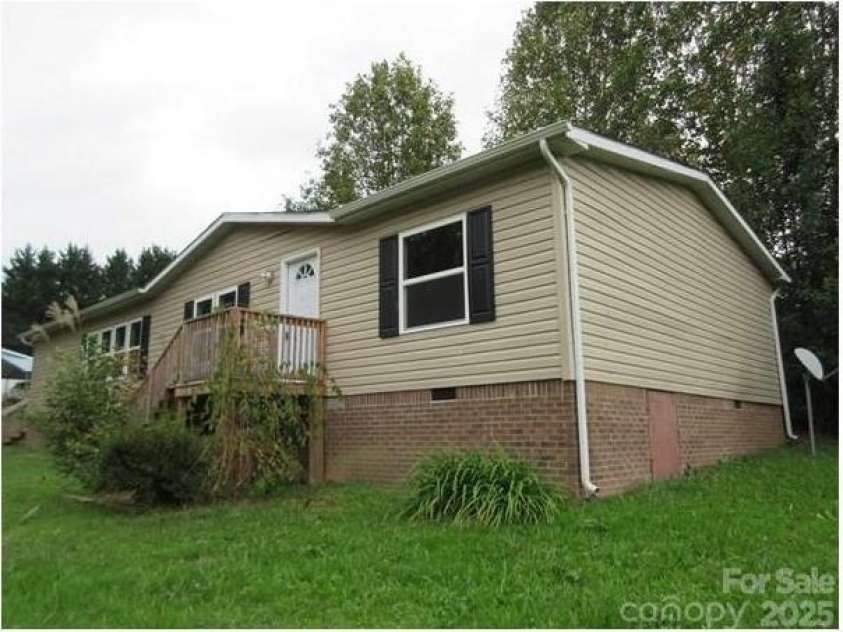 123 Josiah Lane, Hendersonville, NC 28792.  MLS# CAR4317933, YatesRealty ID 28021. 