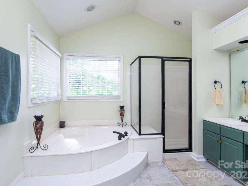 6207 Glencairn Court, Charlotte, NC 28269.  MLS# CAR4285347, YatesRealty ID 28022. 