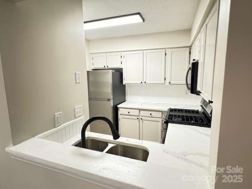 6070 Pinebark Court, Charlotte, NC 28212.  MLS# CAR4280925, YatesRealty ID 28024. 