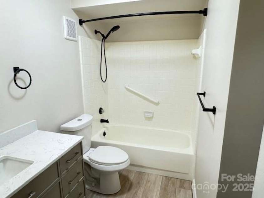 6070 Pinebark Court, Charlotte, NC 28212.  MLS# CAR4280925, YatesRealty ID 28024. 