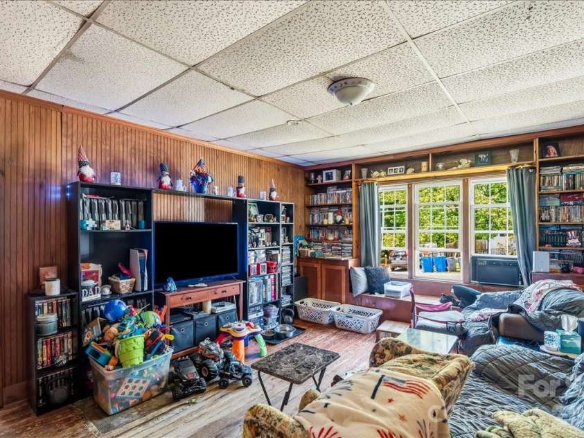 193 Duckworth Avenue, Brevard, NC 28712.  MLS# CAR4418682, YatesRealty ID 28025. 