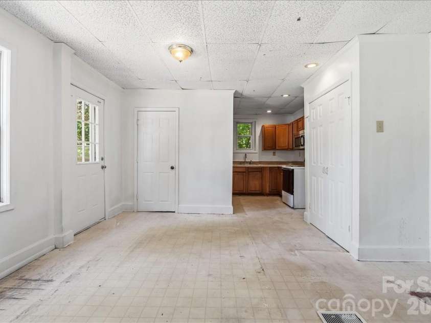 193 Duckworth Avenue, Brevard, NC 28712.  MLS# CAR4418682, YatesRealty ID 28025. 