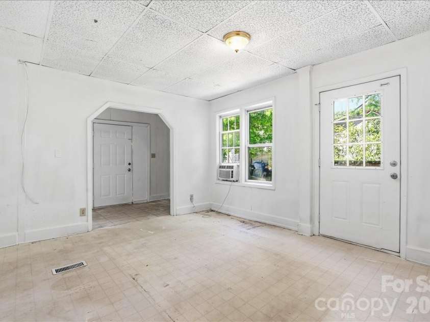 193 Duckworth Avenue, Brevard, NC 28712.  MLS# CAR4418682, YatesRealty ID 28025. 