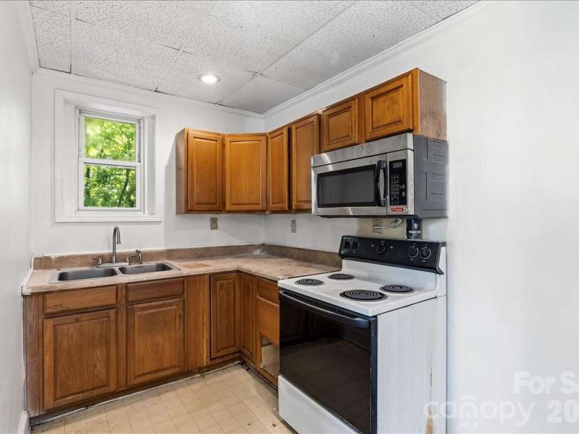 193 Duckworth Avenue, Brevard, NC 28712.  MLS# CAR4418682, YatesRealty ID 28025. 