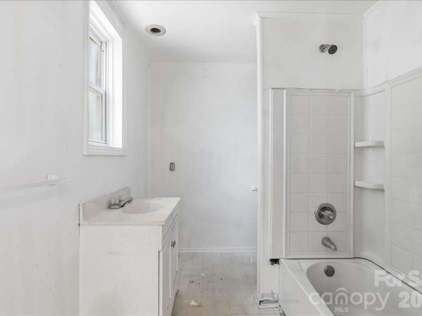 193 Duckworth Avenue, Brevard, NC 28712.  MLS# CAR4418682, YatesRealty ID 28025. 