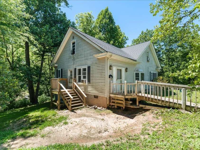 193 Duckworth Avenue, Brevard, NC 28712.  MLS# CAR4418682, YatesRealty ID 28025. 