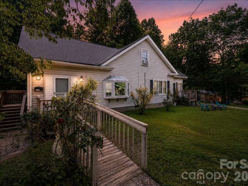 193 Duckworth Avenue, Brevard, NC 28712.  MLS# CAR4418682, YatesRealty ID 28025. 