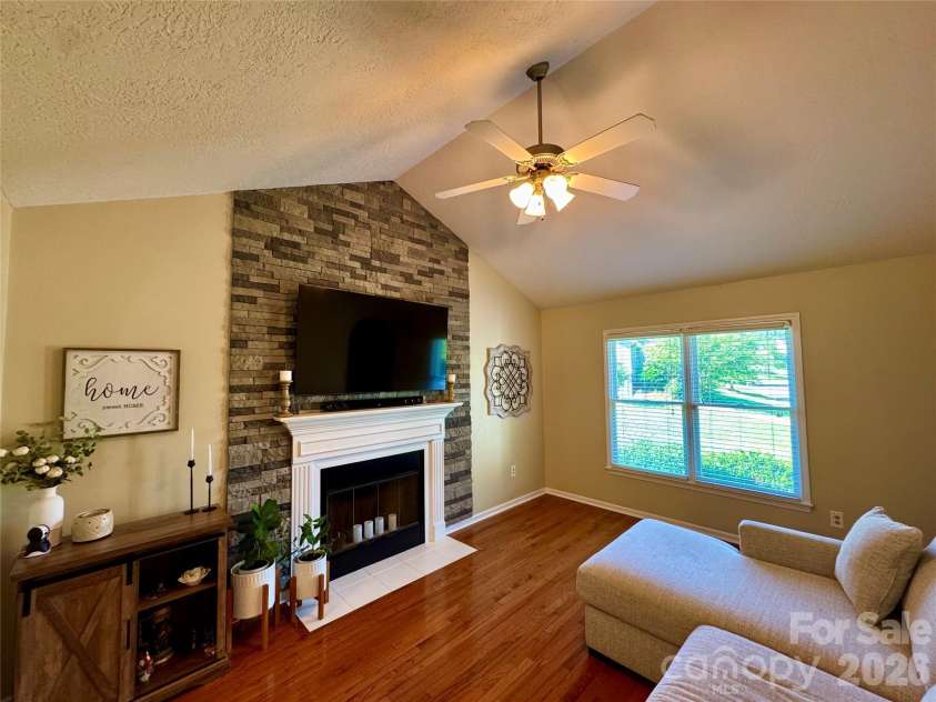 1688 Buffett Circle, Hickory, NC 28602.  MLS# CAR4389759, YatesRealty ID 28026. 
