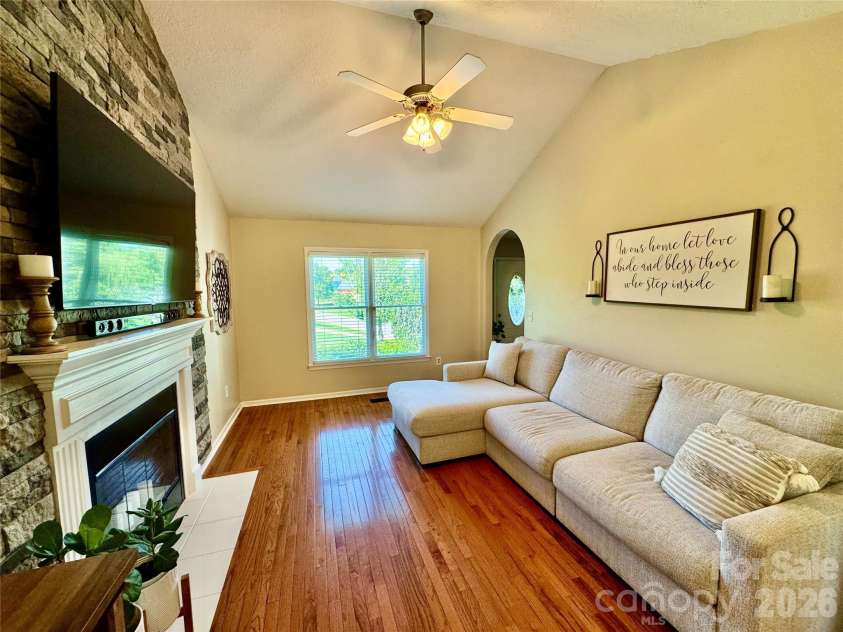 1688 Buffett Circle, Hickory, NC 28602.  MLS# CAR4389759, YatesRealty ID 28026. 