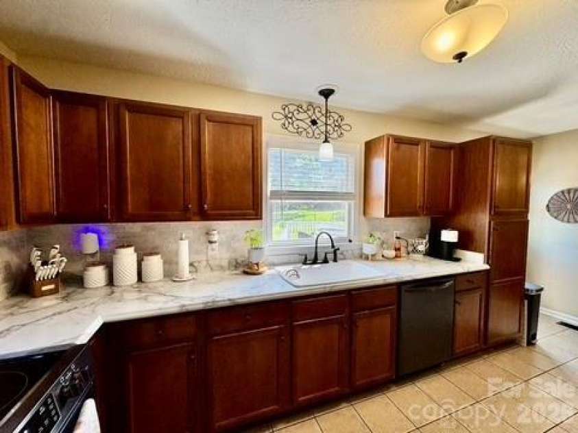 1688 Buffett Circle, Hickory, NC 28602.  MLS# CAR4389759, YatesRealty ID 28026. 