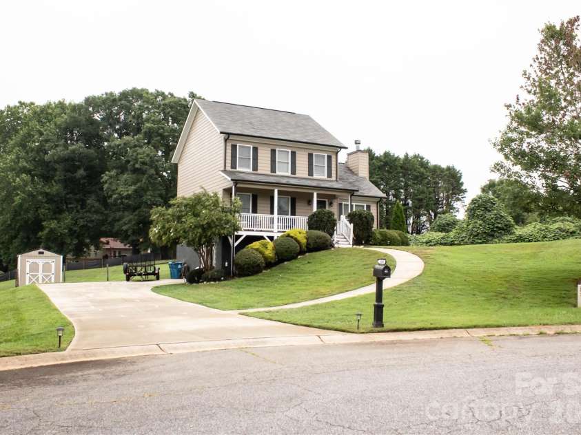 1688 Buffett Circle, Hickory, NC 28602.  MLS# CAR4389759, YatesRealty ID 28026. 