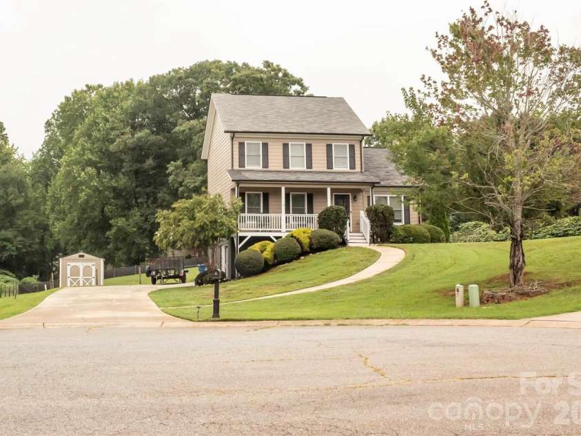 1688 Buffett Circle, Hickory, NC 28602.  MLS# CAR4389759, YatesRealty ID 28026. 
