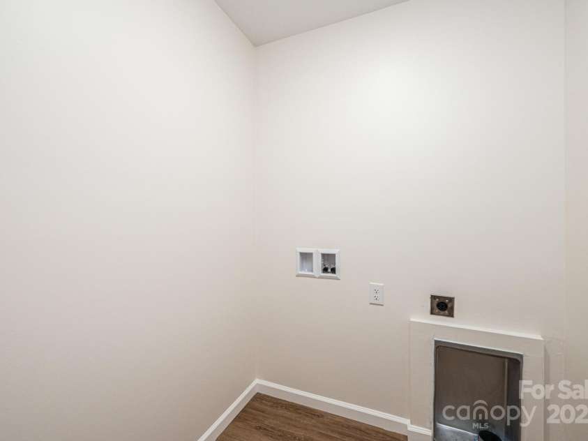 116 39th Avenue Court, Hickory, NC 28601.  MLS# CAR4314973, YatesRealty ID 28037. 