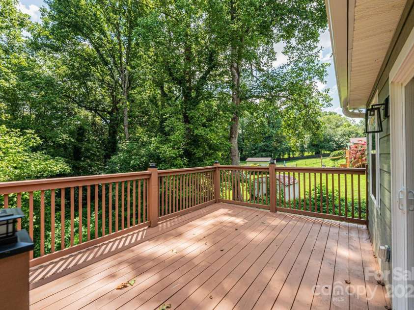 116 39th Avenue Court, Hickory, NC 28601.  MLS# CAR4314973, YatesRealty ID 28037. 