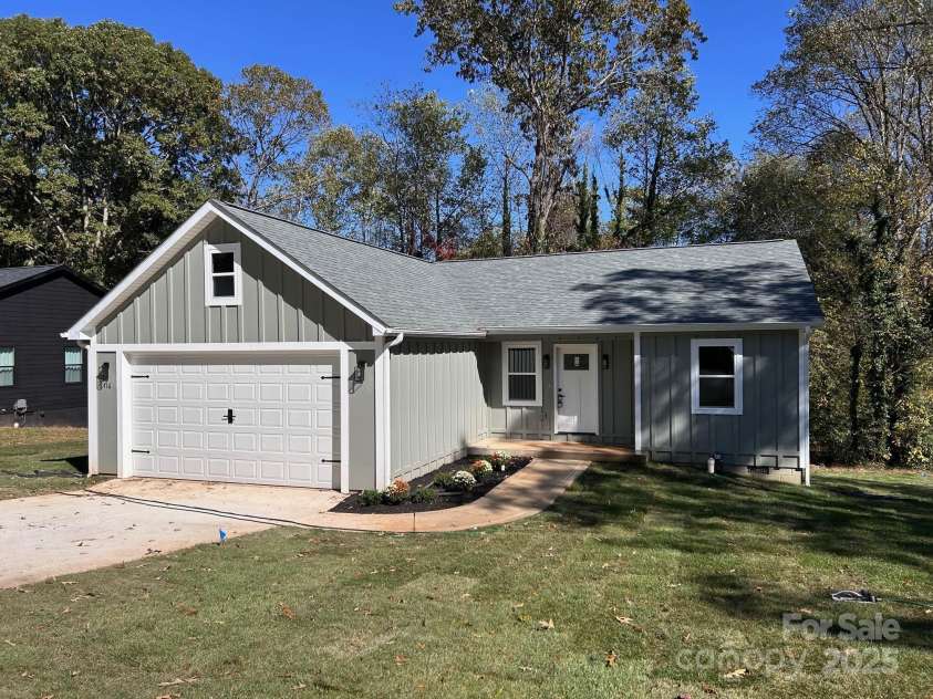 116 39th Avenue Court, Hickory, NC 28601.  MLS# CAR4314973, YatesRealty ID 28037. 