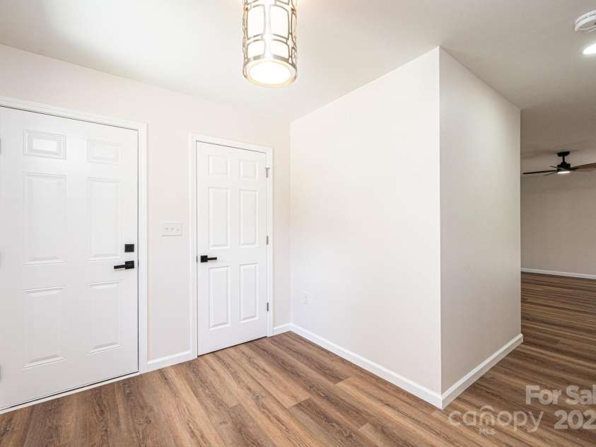 116 39th Avenue Court, Hickory, NC 28601.  MLS# CAR4321566, YatesRealty ID 28037. 