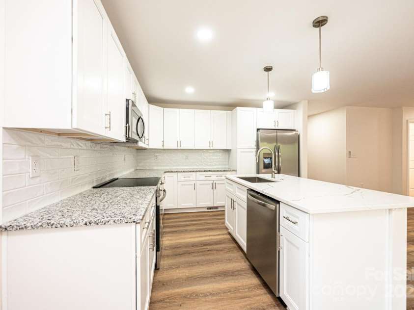 116 39th Avenue Court, Hickory, NC 28601.  MLS# CAR4321566, YatesRealty ID 28037. 