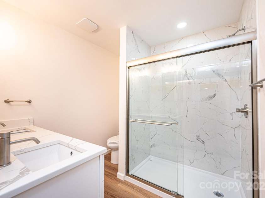 116 39th Avenue Court, Hickory, NC 28601.  MLS# CAR4321566, YatesRealty ID 28037. 