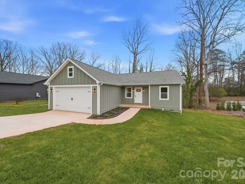 116 39th Avenue Court, Hickory, NC 28601.  MLS# CAR4321566, YatesRealty ID 28037. 