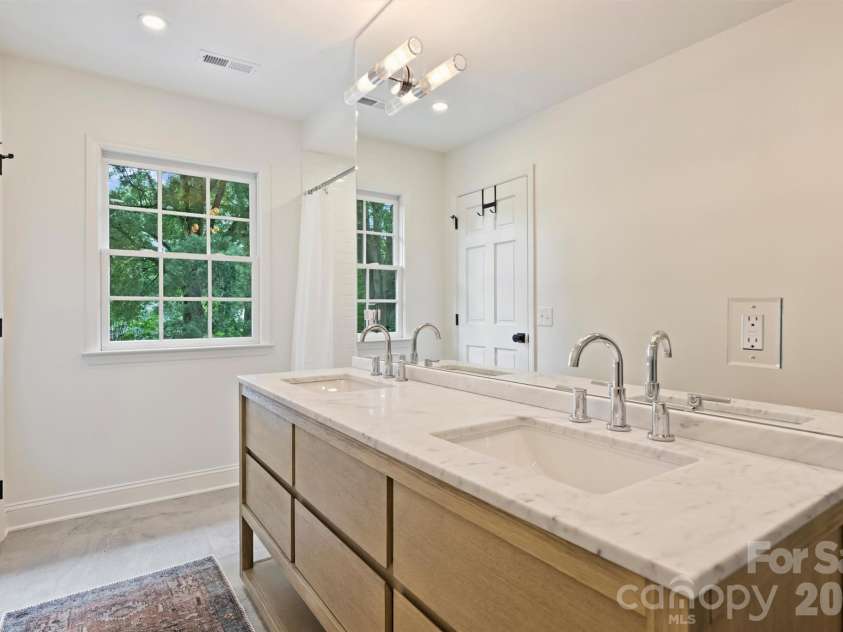 601 Lansdowne Road, Charlotte, NC 28270.  MLS# CAR4388769, YatesRealty ID 28037. Full Bath on Second Level (Opens into middle bedroom and has hallway access as well).