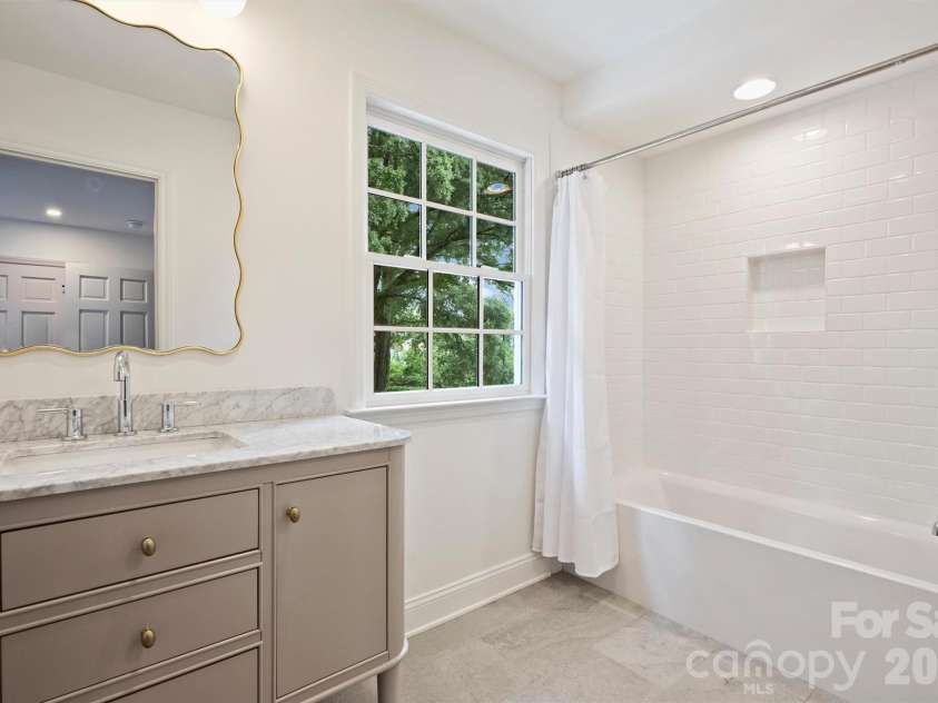 601 Lansdowne Road, Charlotte, NC 28270.  MLS# CAR4388769, YatesRealty ID 28037. Full ensuite bath connected to 5th bedroom.