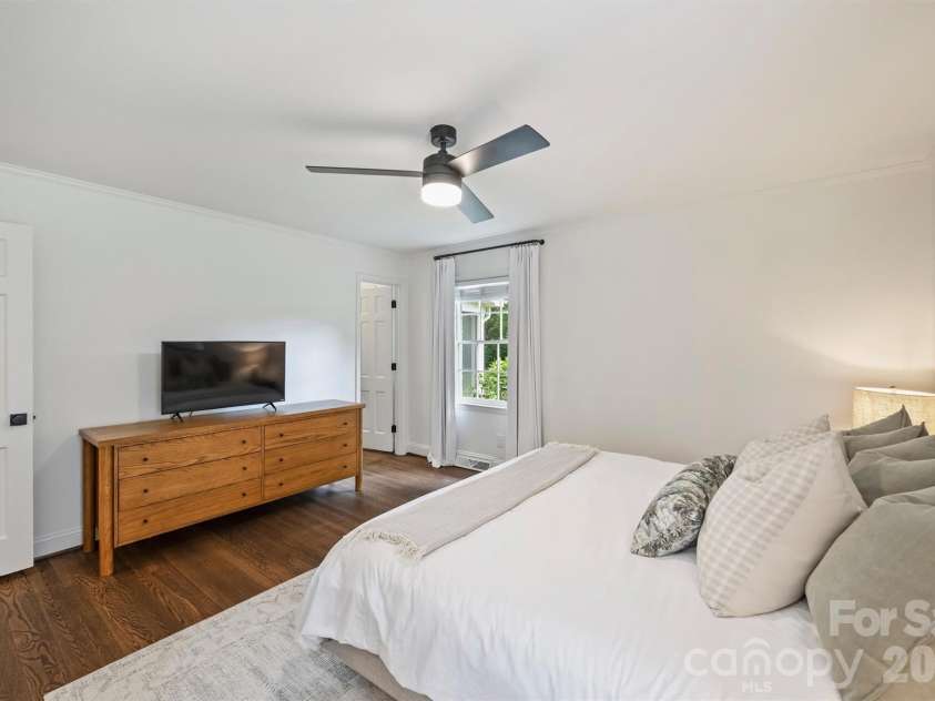 601 Lansdowne Road, Charlotte, NC 28270.  MLS# CAR4388769, YatesRealty ID 28037. Primary Suite on Main