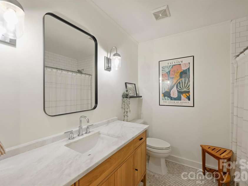 601 Lansdowne Road, Charlotte, NC 28270.  MLS# CAR4388769, YatesRealty ID 28037. Secondary full bathroom on the main level.