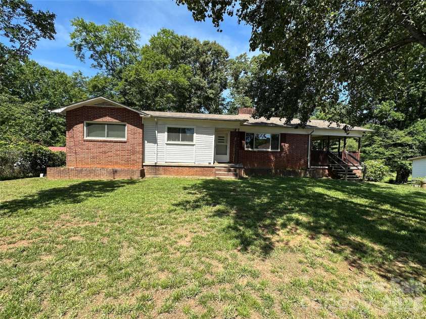 2939 Links Drive, Granite Falls, NC 28630.  MLS# CAR4389419, YatesRealty ID 28039. 