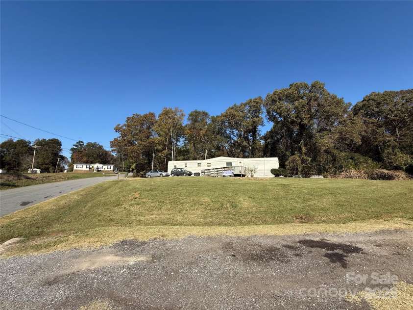 2202 Hillcrest Road, Dallas, NC 28034.  MLS# CAR4195984, YatesRealty ID 2804. 