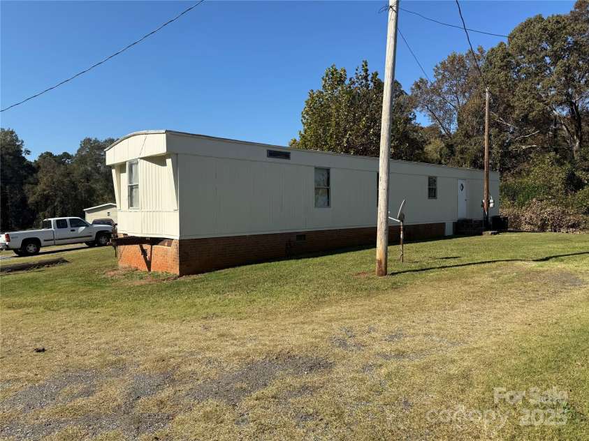 2202 Hillcrest Road, Dallas, NC 28034.  MLS# CAR4195984, YatesRealty ID 2804. 