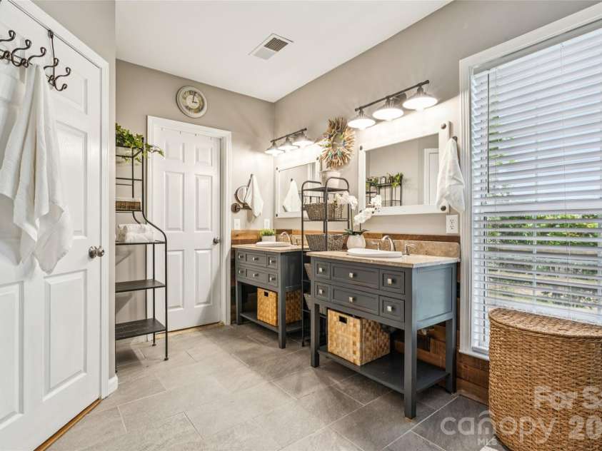 5931 Downfield Wood Drive, Charlotte, NC 28269.  MLS# CAR4385846, YatesRealty ID 28041. 