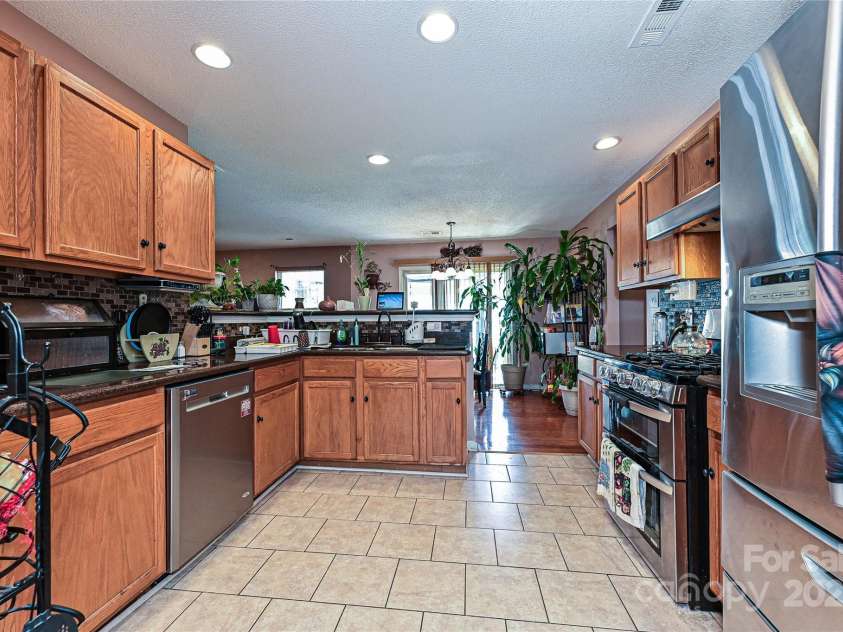 12015 Chantress Lane, Charlotte, NC 28215.  MLS# CAR4285521, YatesRealty ID 28042. 