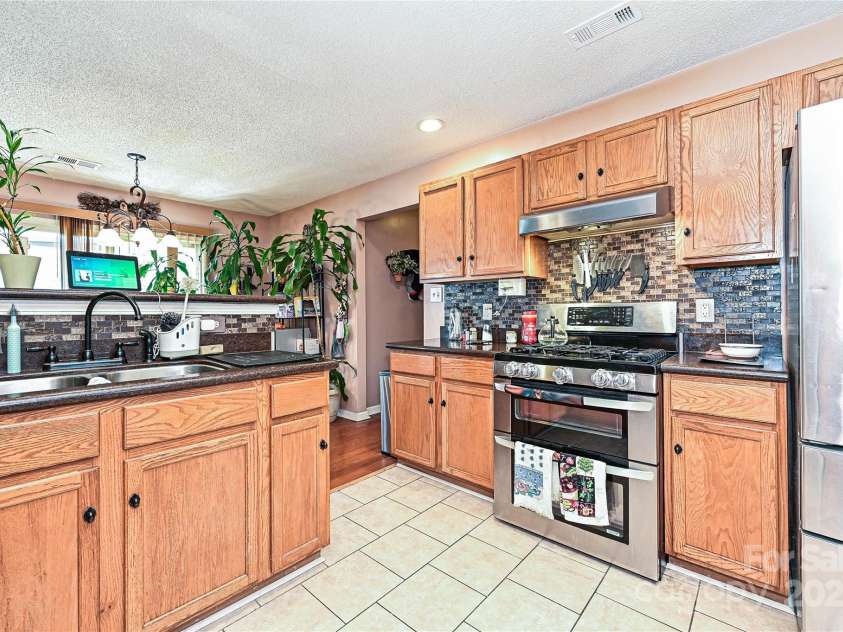 12015 Chantress Lane, Charlotte, NC 28215.  MLS# CAR4285521, YatesRealty ID 28042. 