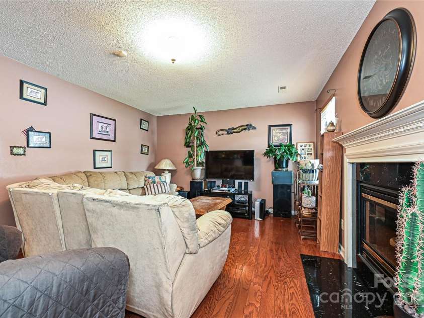 12015 Chantress Lane, Charlotte, NC 28215.  MLS# CAR4285521, YatesRealty ID 28042. 