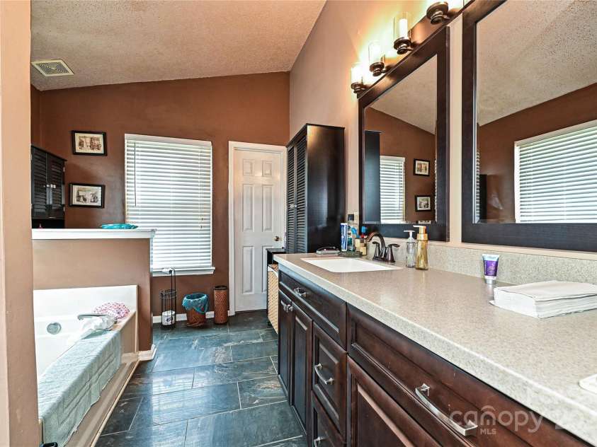 12015 Chantress Lane, Charlotte, NC 28215.  MLS# CAR4285521, YatesRealty ID 28042. 