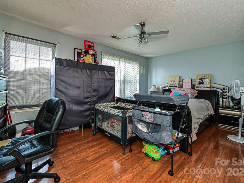 12015 Chantress Lane, Charlotte, NC 28215.  MLS# CAR4285521, YatesRealty ID 28042. 