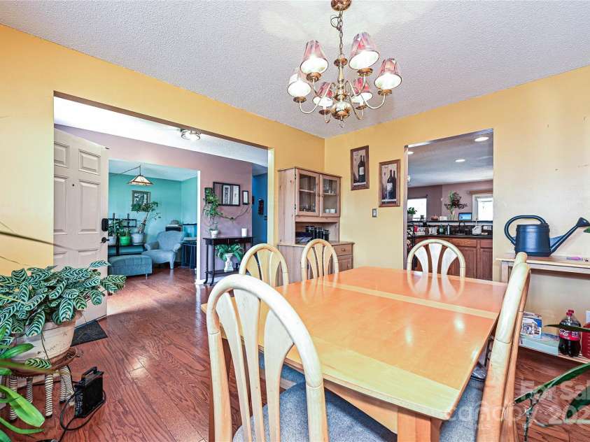 12015 Chantress Lane, Charlotte, NC 28215.  MLS# CAR4285521, YatesRealty ID 28042. 