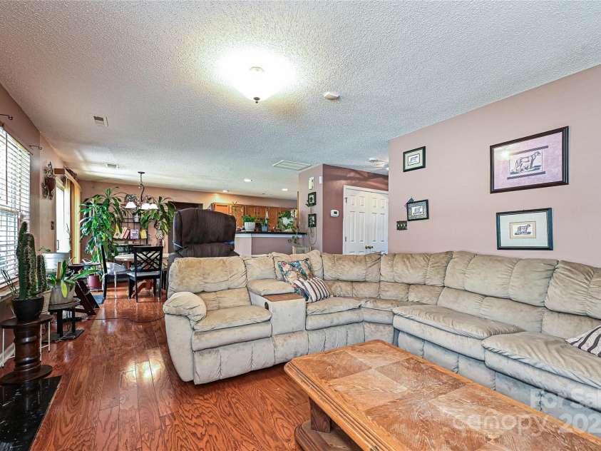 12015 Chantress Lane, Charlotte, NC 28215.  MLS# CAR4285521, YatesRealty ID 28042. 